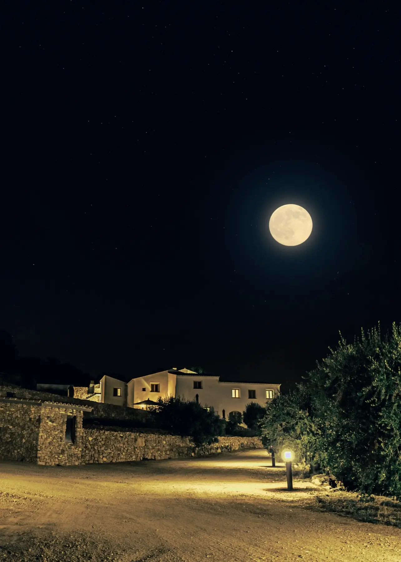The masia under a full moon
